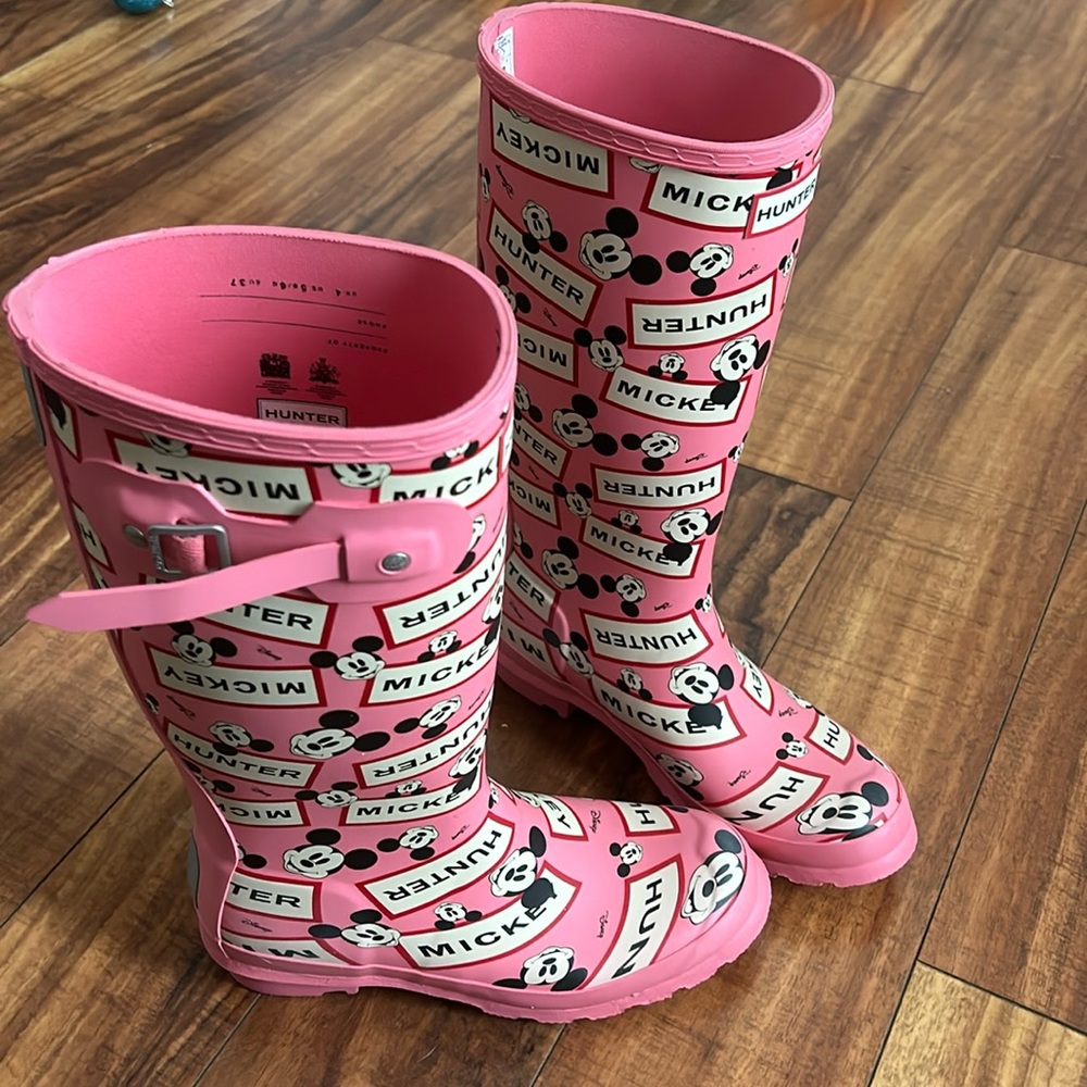 Worn once Mickey Hunter Boots size 5B/6G